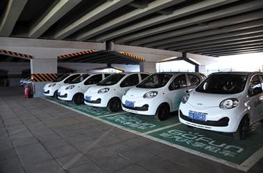 3月10日,北京,约300辆新能源分时租赁汽车正式落户国贸双井桥下.